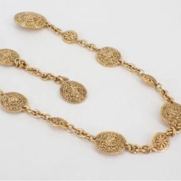 Authentic Vintage Chanel Medallion chain belt - Picture 3 of 4
